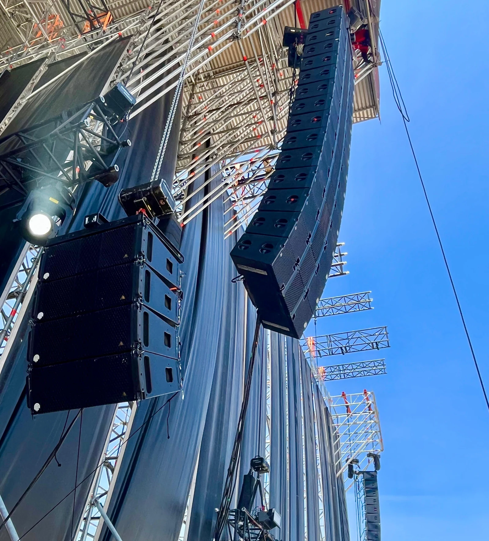Arreglos lineales de altavoces PA instalados en un escenario