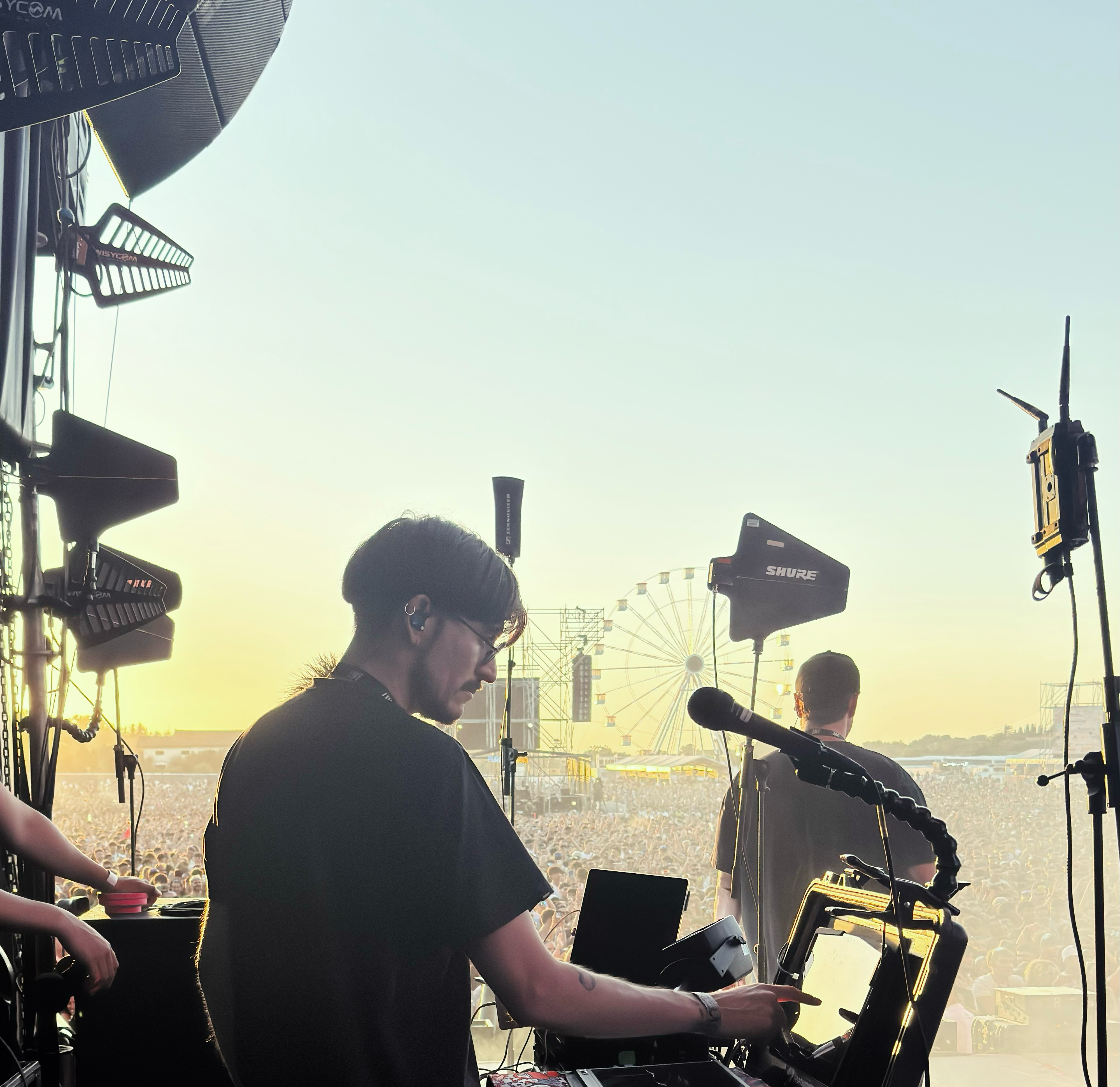 León trabajando con RF en escenario