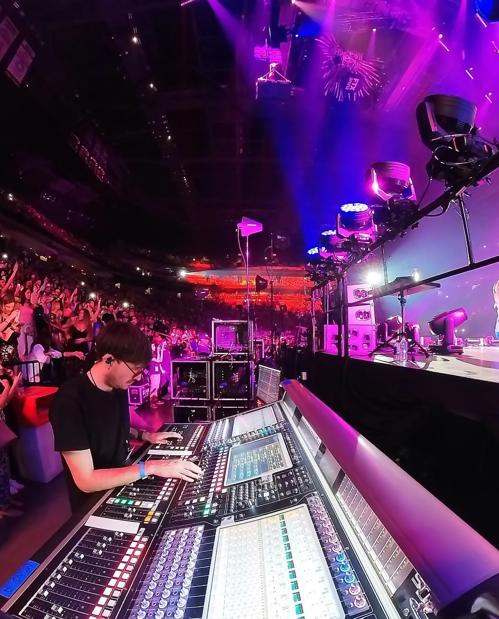 Operador de audio mezclando un show en vivo desde una consola digital