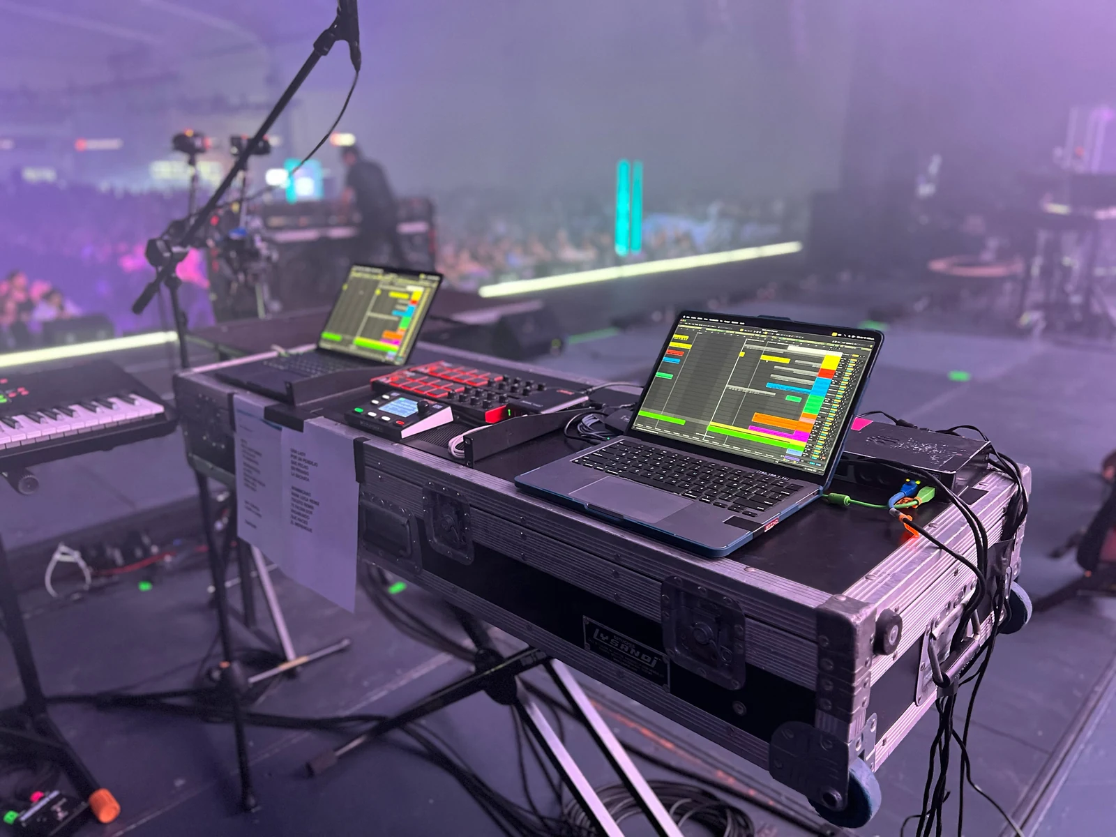 Computadora con Ableton Live y equipo de playback sobre un escenario