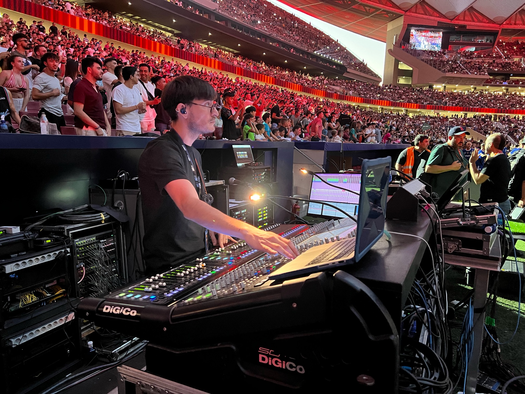 LeonSonidoVirtual operando una consola de audio en vivo en un estadio