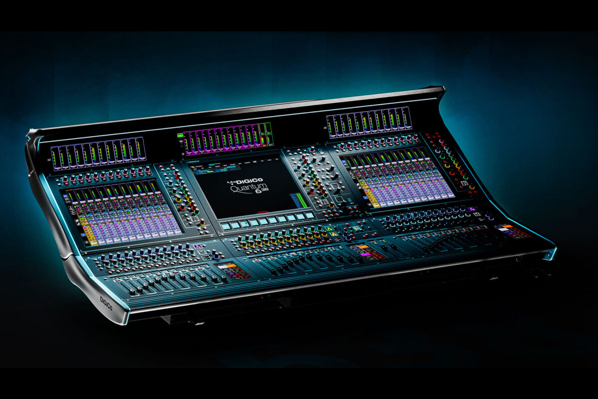 Consola digital DiGiCo Quantum638 con tres pantallas principales y 38 faders
